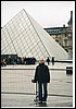 Kristina vor Louvre.JPG